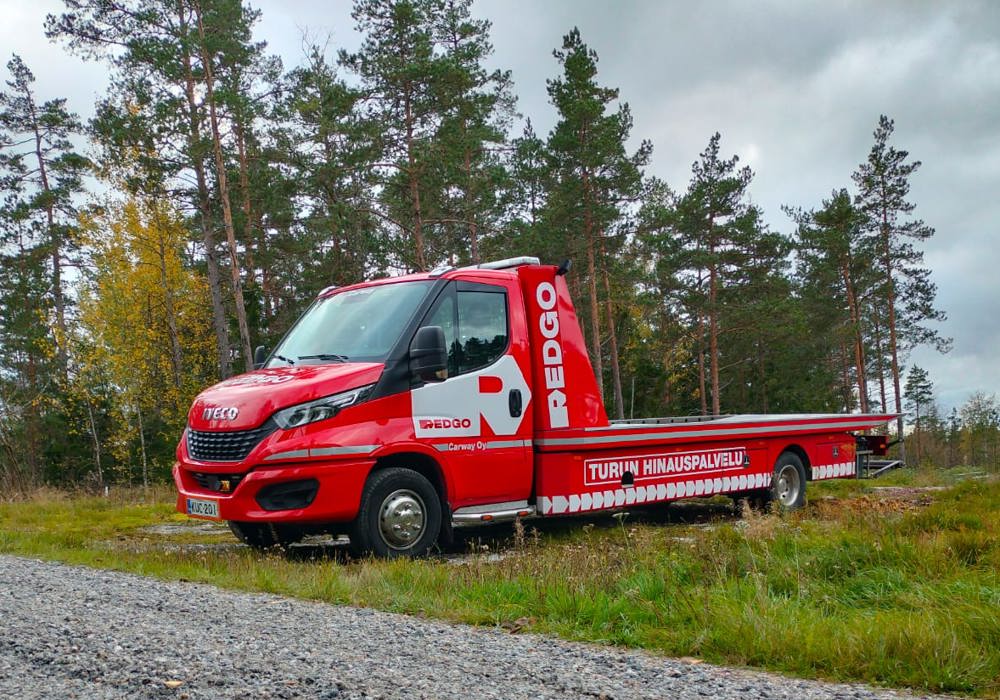 Saariston hinauspalvelu hinausauto parkissa