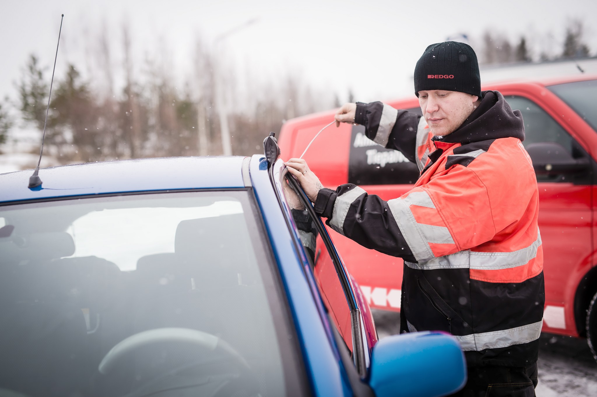 Ovea avataan, kun auton ovat lukittuneet ja avaimet ovat sisällä.