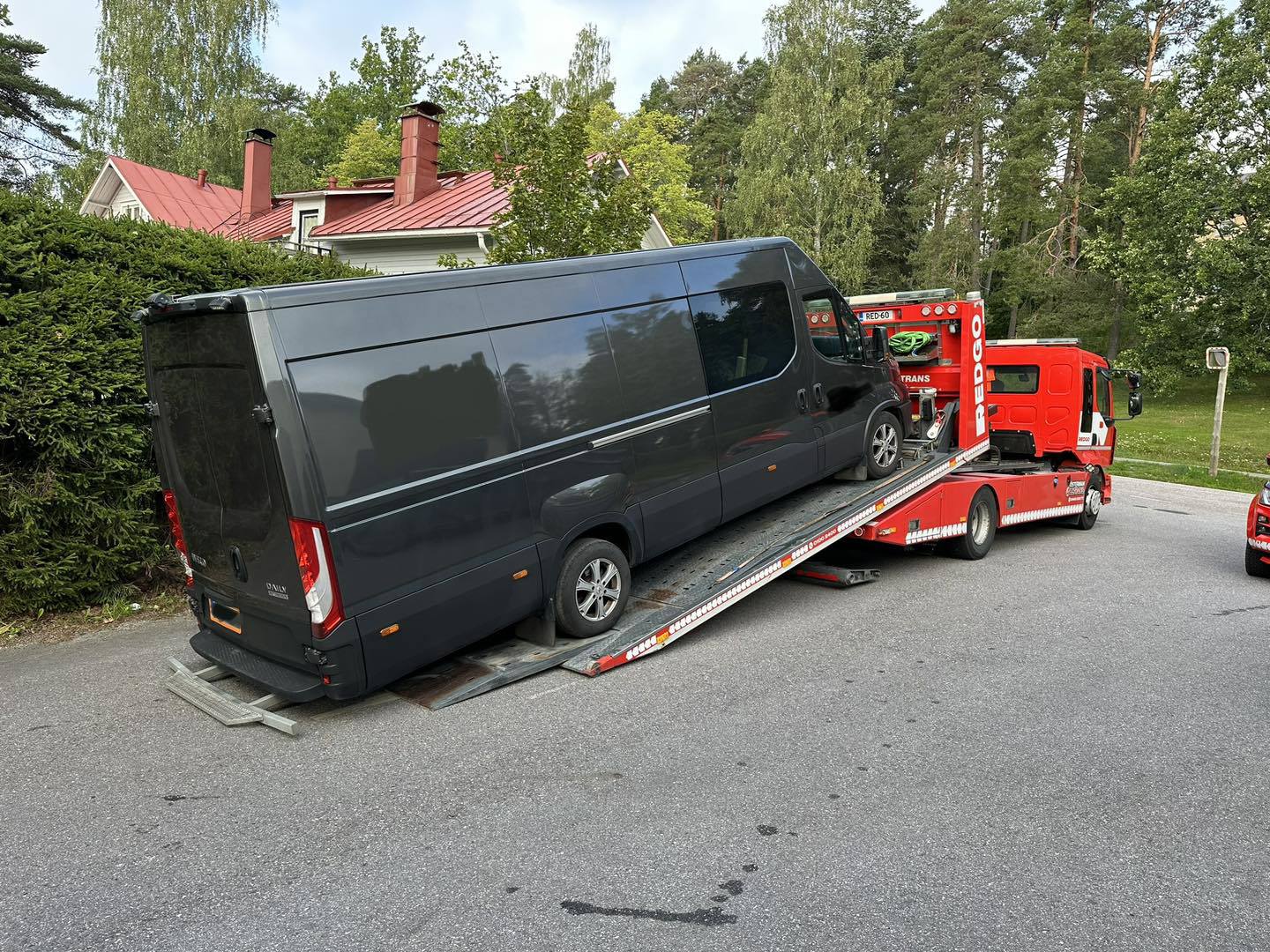 Lavahinausauto hinaa Iveco Daily kyytiin