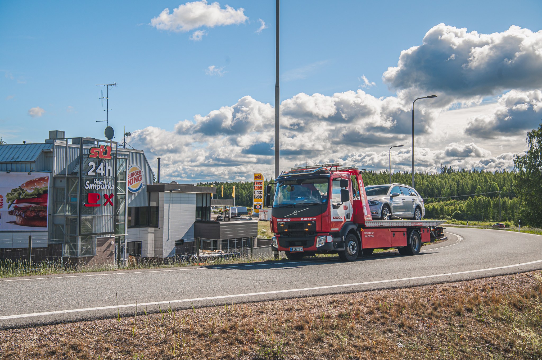 Hinauspalvelu Mäntsälä Shell St1 hinausauto tien varressa