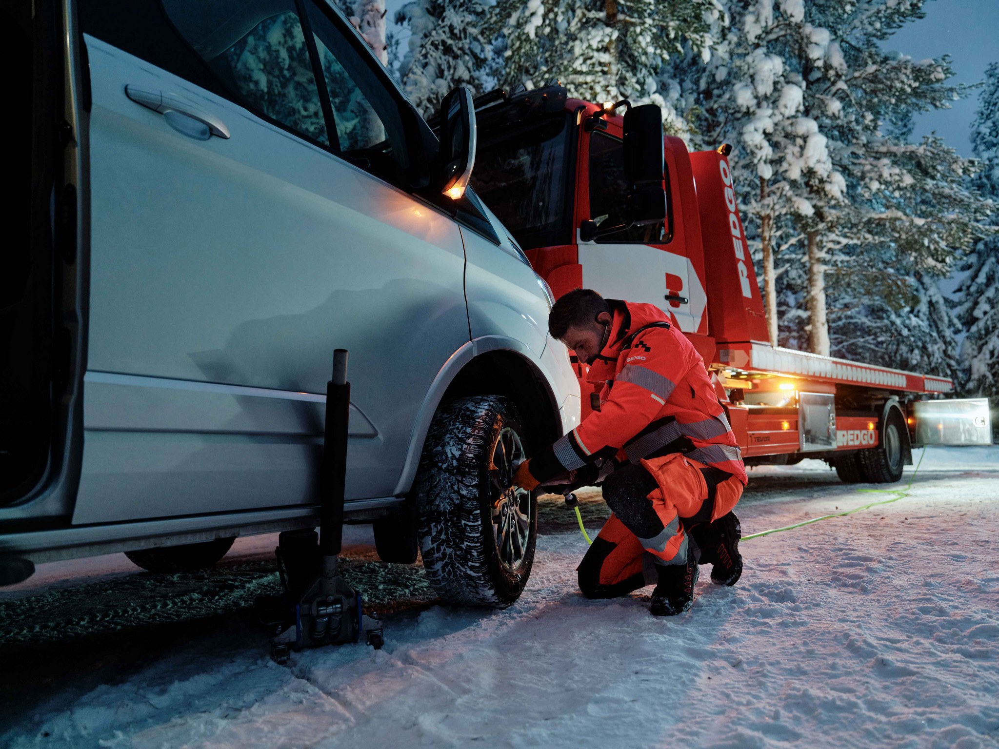 Rengaspaineen Tarkatus Talvella Hinausauto